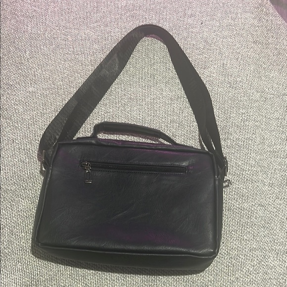 Sleek Black Messenger Bag with Adjustable Strap and Structured Design - Picture 12 of 16